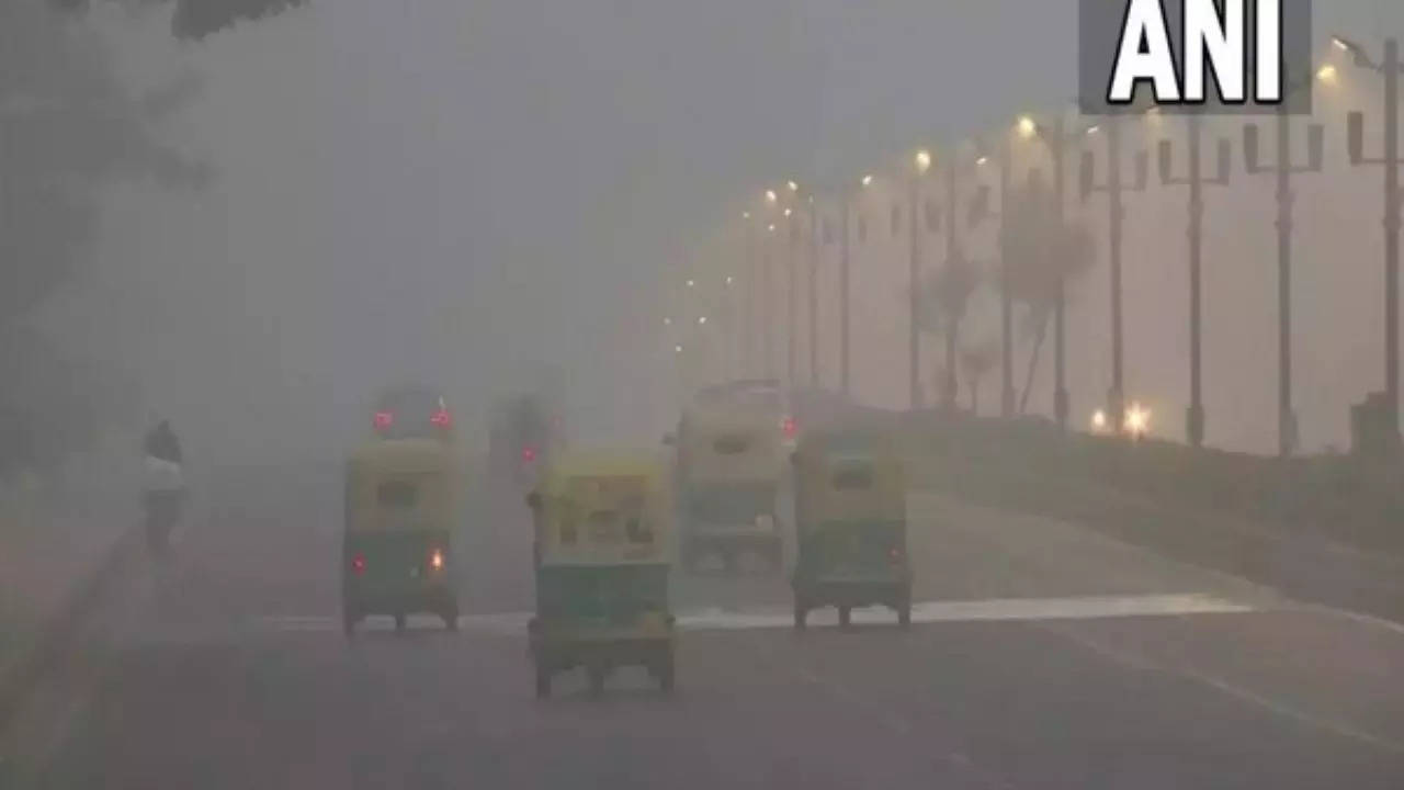 Delhi-NCR Weather in Hindi: दो दिन जमकर बारिश के बाद कोहरे का अलर्ट, जानें कैसा रहेगा आज शाम का मौसम