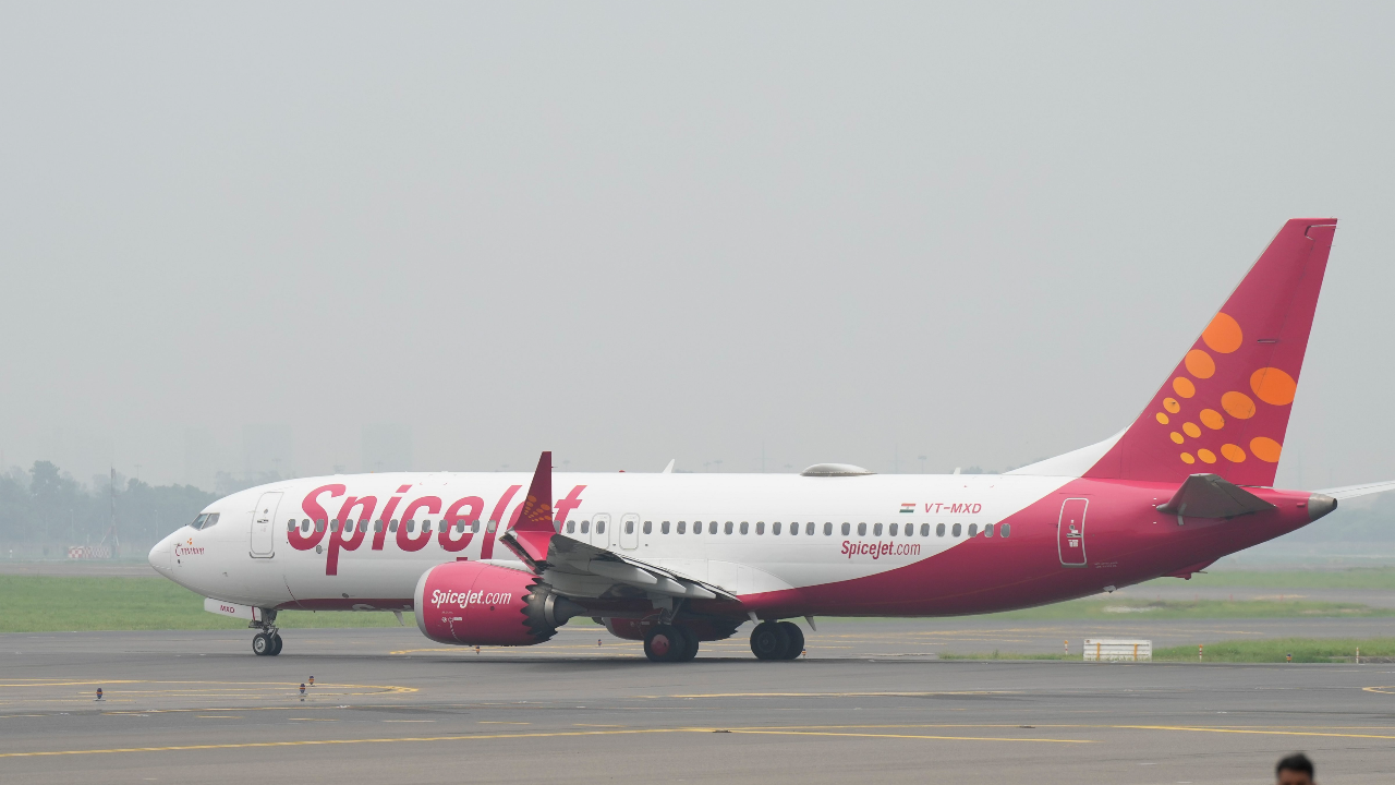 SpiceJet lay off: SpiceJet 1,400 कर्मचारियों की करेगी छंटनी, जानें क्या शेयर पर पड़ेगा असर