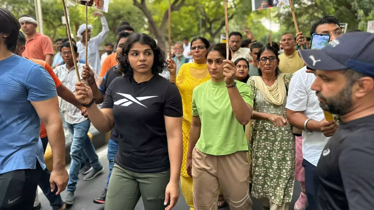 Sakshi Malik And Vinesh Phogat