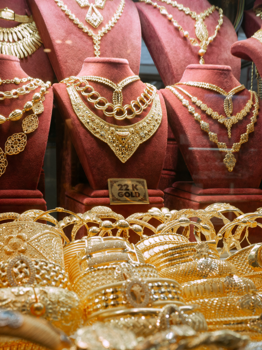 Why gold price cheap in Dubai And How Much Gold Is Allowed Check