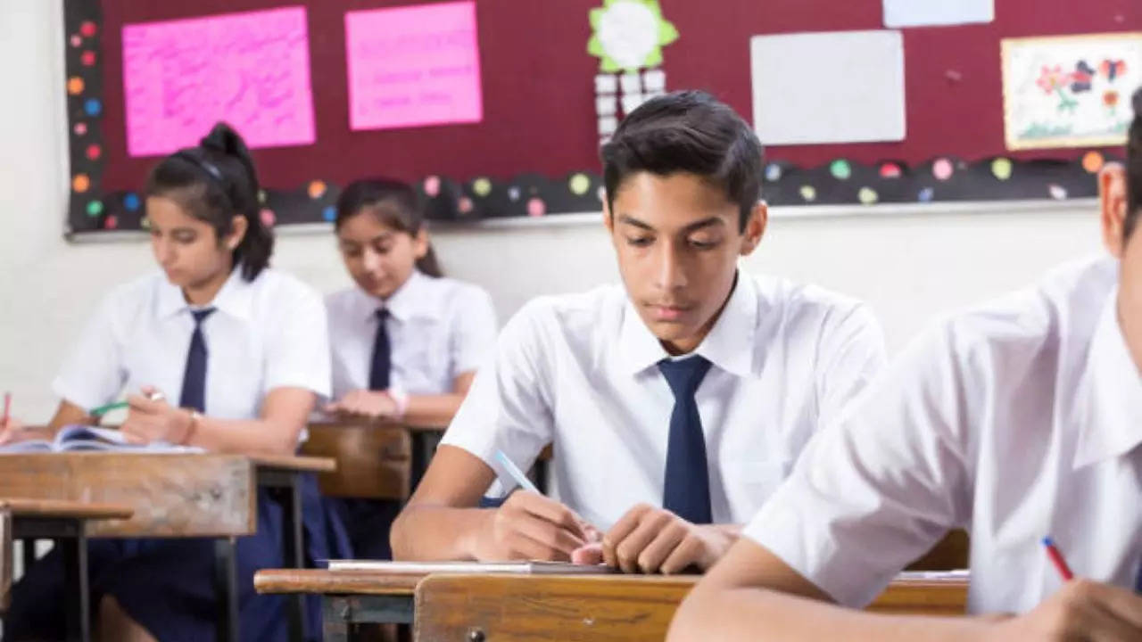 UP Board Class 10, 12 Exams 2024: यूपी बोर्ड 10वीं व 12वीं परीक्षा 22 फरवरी से शुरू, 55 लाख से अधिक स्टूडेंट्स देंगे एग्जाम