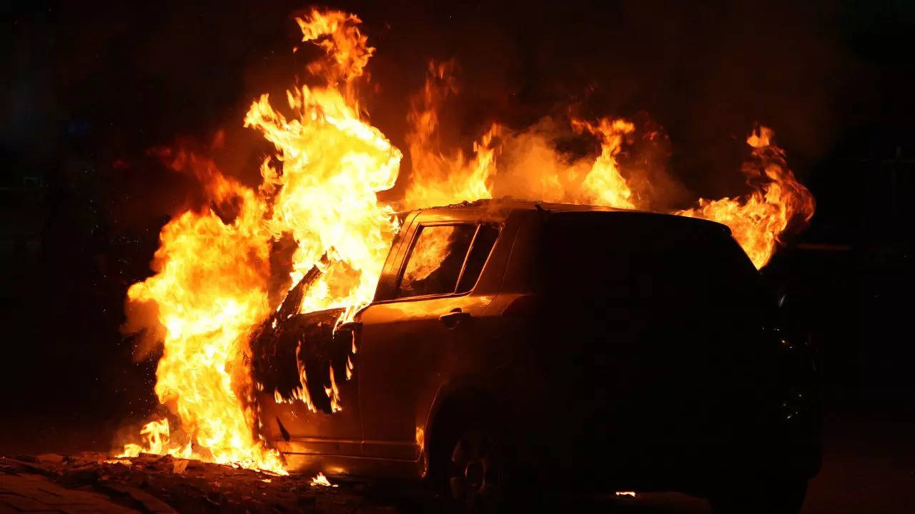 man set fire in Cars Parked outside of houses in Agra