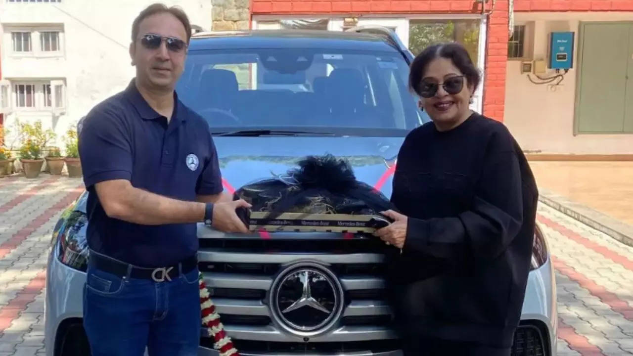 Bollywood Actress Kirron Kher Bought New Mercedes GLS