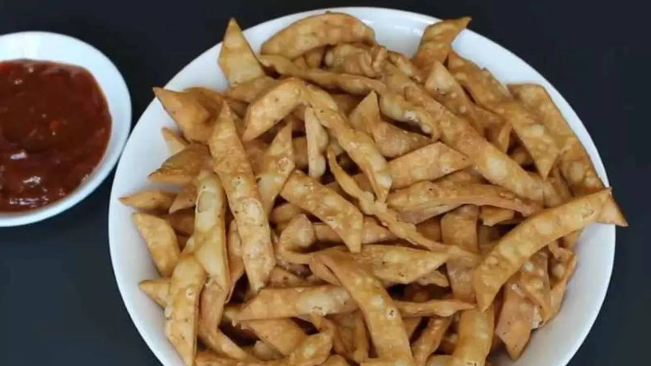 Holi 2024 Namak Pare Recipe: होली पार्टी में स्नैक्स के लिए झटपट बनाएं खस्ता नमक पारे, यहां से नोट करें हलवाई वाली Recipe