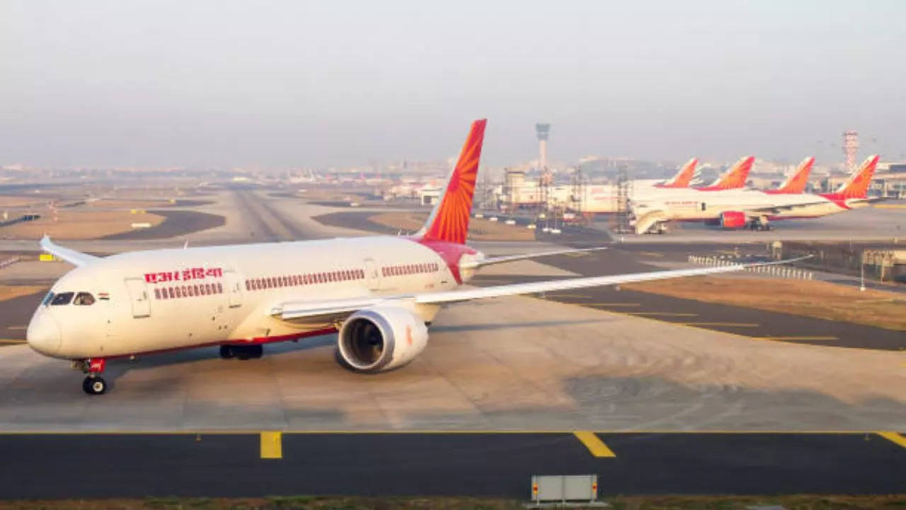 Air India lay off: एयर इंडिया ने 180 से अधिक कर्मचारियों की छंटनी की, जानें क्यों उठाया कदम