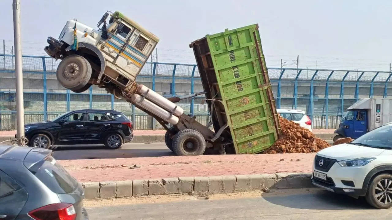 Delhi dumper overturned