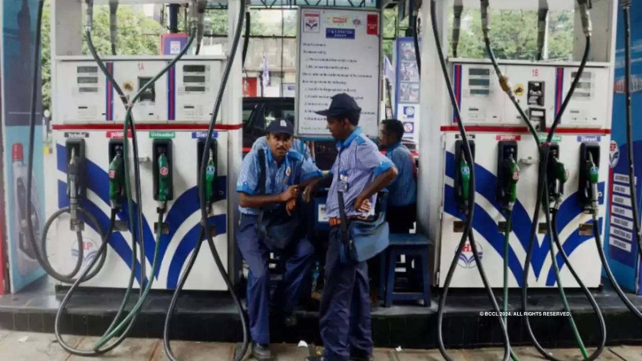 Petrol Diesel Price: आज क्या हैं पेट्रोल-डीजल के रेट, जानें कहां हुआ 17 रुपये सस्ता