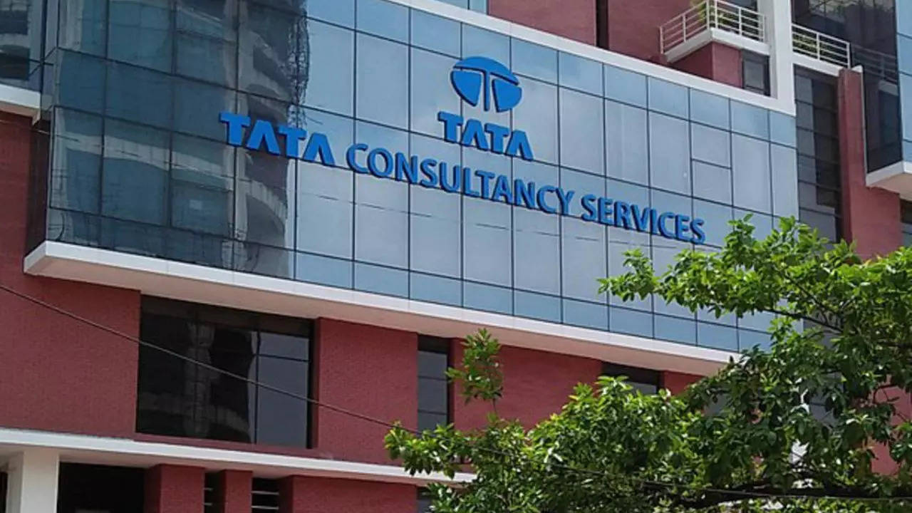 TCS Share Price: TCS की टाटा संस बेचेगी 0.65% हिस्सेदारी, लगभग 9,400 करोड़ रुपये जुटाने की योजना; शेयर 3 फीसदी गिरा