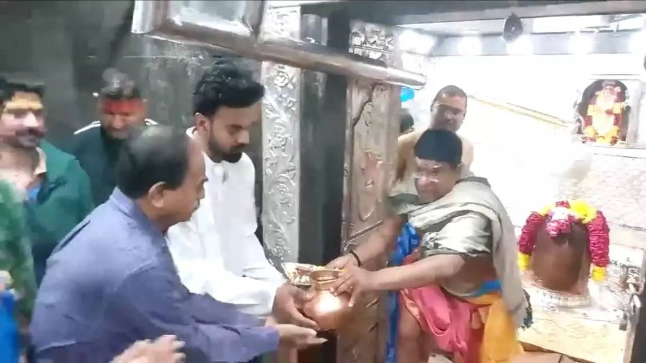 KL Rahul, Lucknow Super Giants, Lucknow Super Giants captain KL Rahul, KL Rahul visited Mahakal Temple, KL Rahul, Mahakal Temple, KL Rahul IPL Records, KL Rahul Best captain, IPL, IPL 2024, KL Rahul visited Mahakal Temple Before IPL 2024, Cricket News Today, Cricket News in Hindi, Sports News in Hindi,