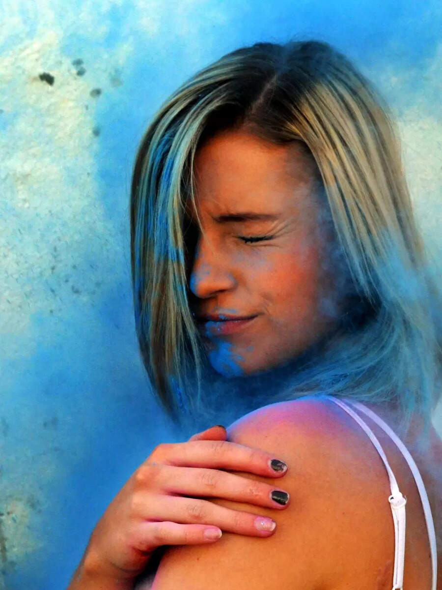 Eye care Tips in holi Holi रंग खेळताना डोळ्यांची काळजी कशी घ्यावी