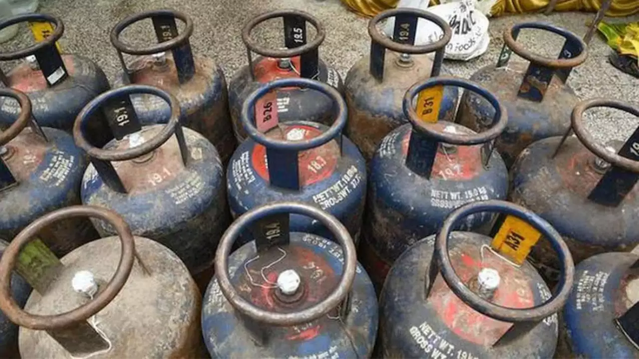 LPG Price 1 April: कॉमर्शियल LPG सिलेंडर की कीमतें 32 रुपये हुईं कम, जानें अपने शहरों के नए रेट