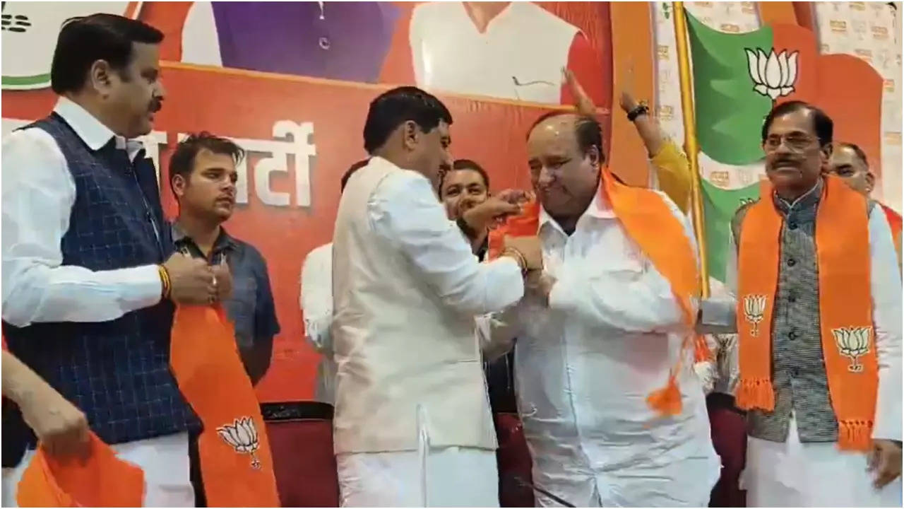 Deepak Saxena joins BJP