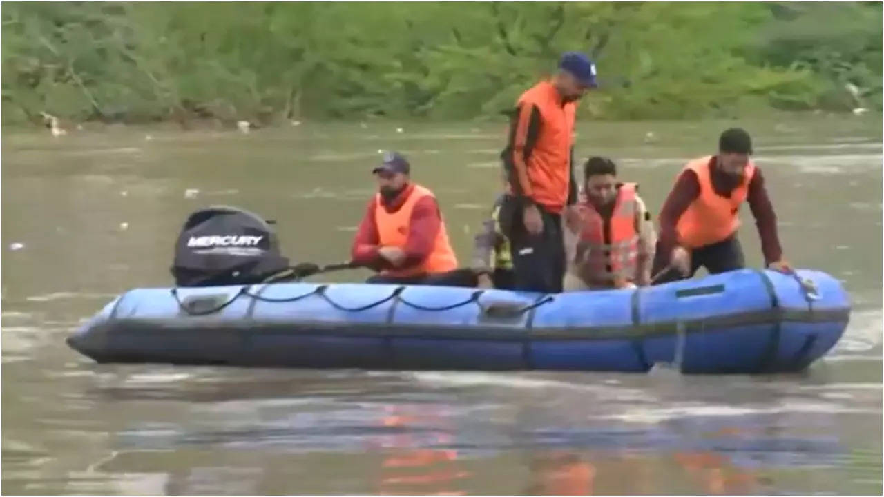 boat capsized in Jhelum