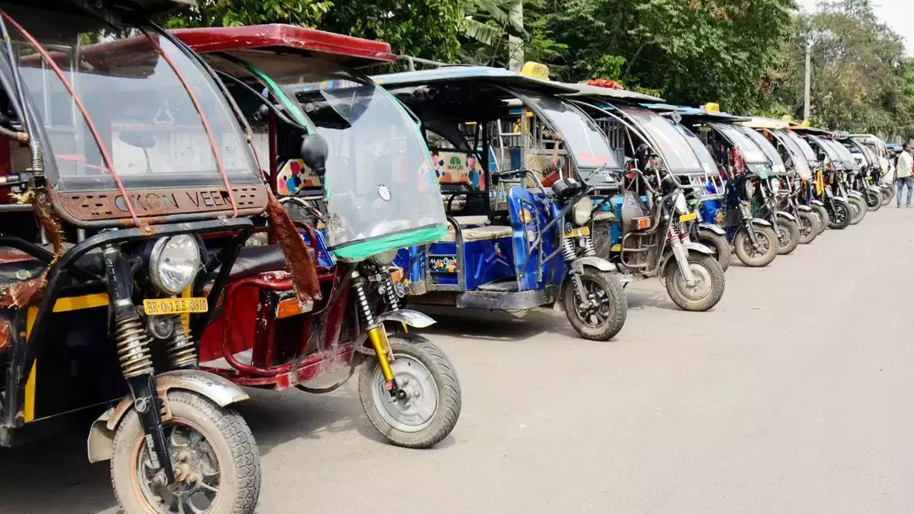 E-rickshaw in line.