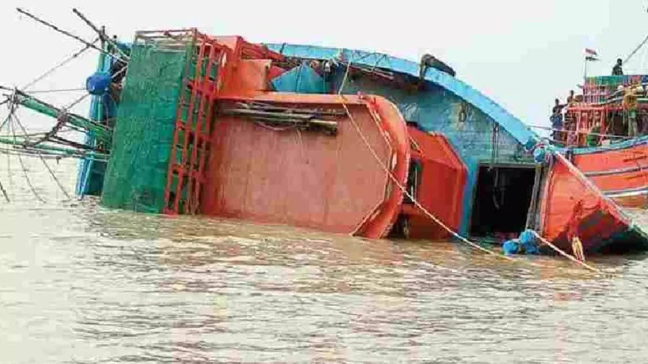 boat capsizes 