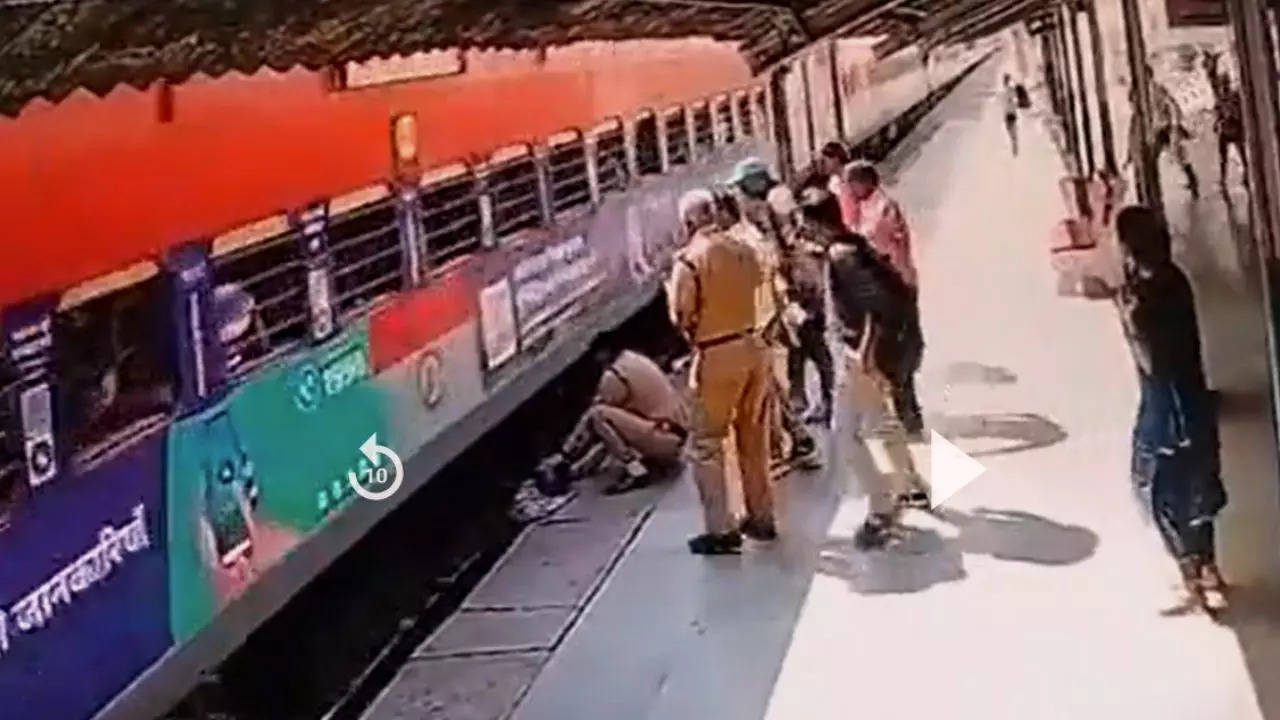 Passenger Falling From Train, Women Constable Saved Passenger Life