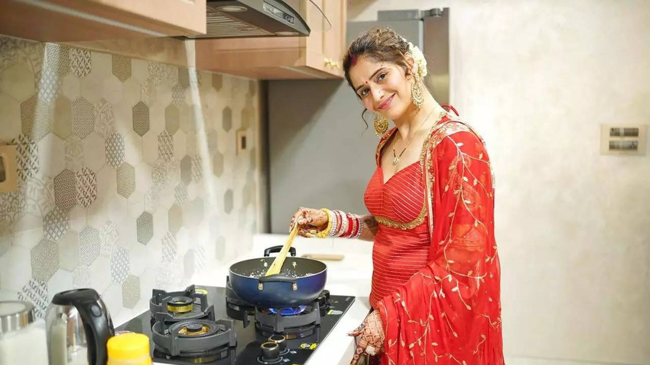 arti singh shares glimpse of pehli rasoi wins heart with sweet dish - Arti Singh ने पहली रसोई की दिखाई झलक, पकवान बनाकर ससुरालवालों के जीते दिल | Times Now Navbharat