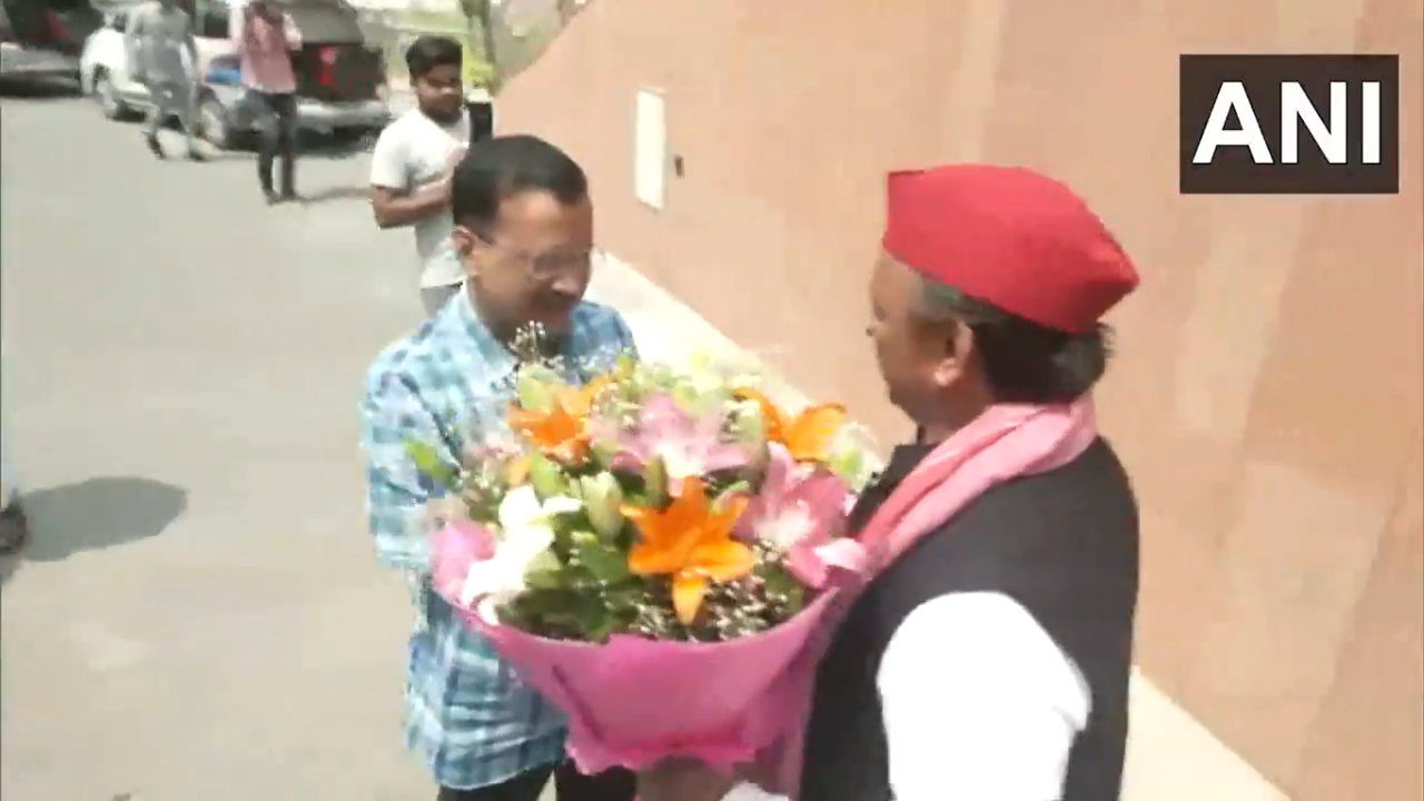 Kejriwal Meets Akhilesh Yadav