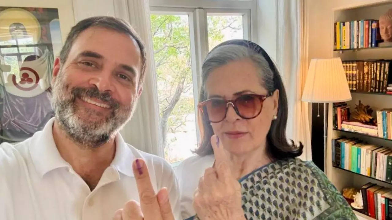 Rahul Gandhi Click Selfie With Mother Sonia Gandhi