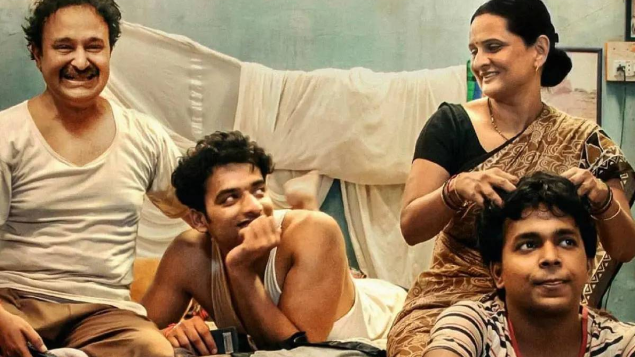 Gullak Season 4 Review: मिश्रा परिवार फिर ला रहा मिडिल क्लास वाला फील, बिट्टू की मां का किरदार जीत लेगा दिल | Times Now Navbharat