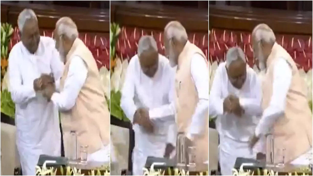 Nitish Kumar touched PM Modi feet