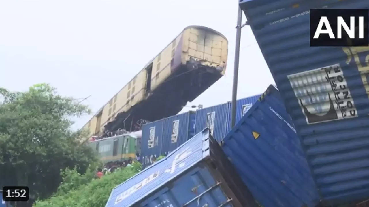 Darjeeling Rail Accident: कंचनजंगा एक्सप्रेस की 3 बोगियां बुरी तरह से क्षतिग्रस्त, हेल्पलाइन नंबर जारी