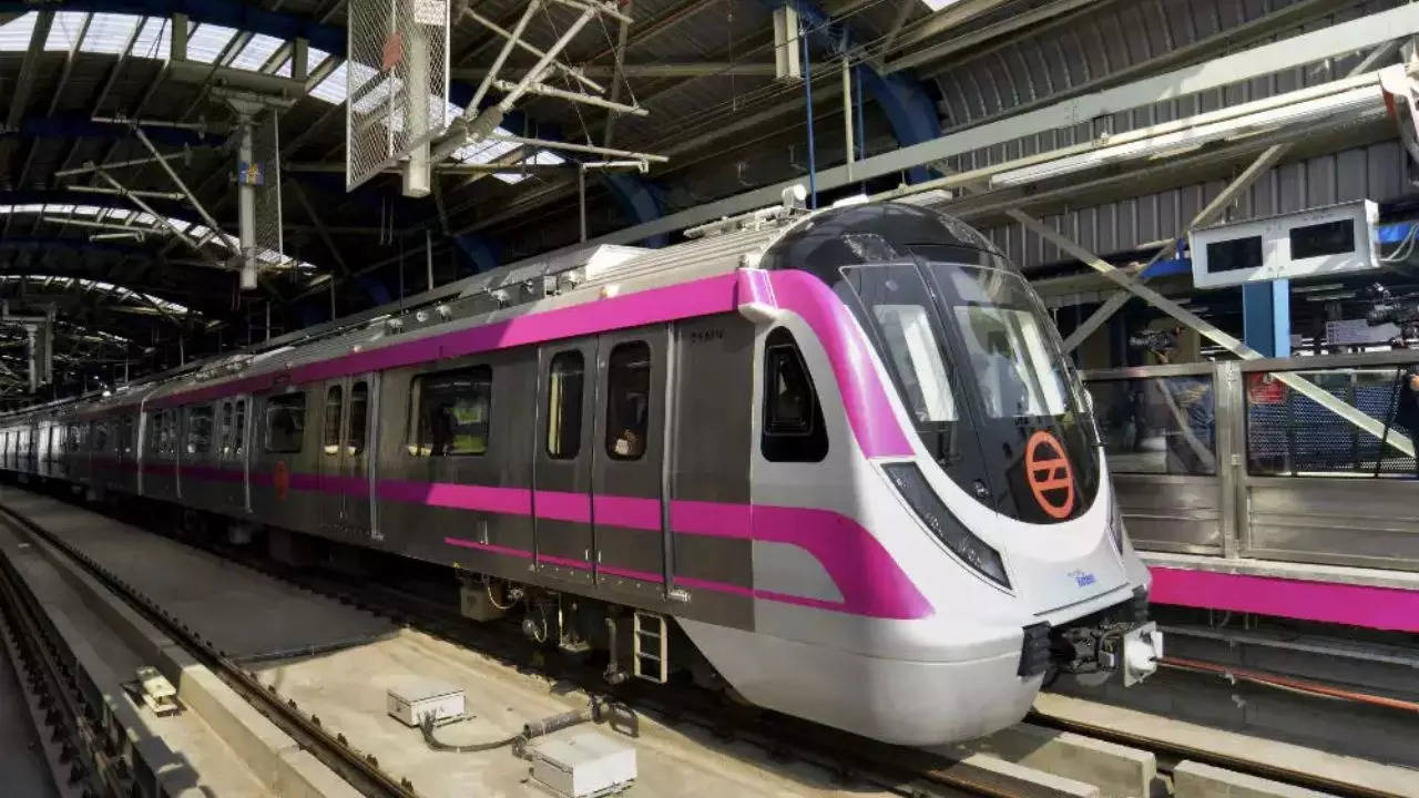 Metro on Magenta Line