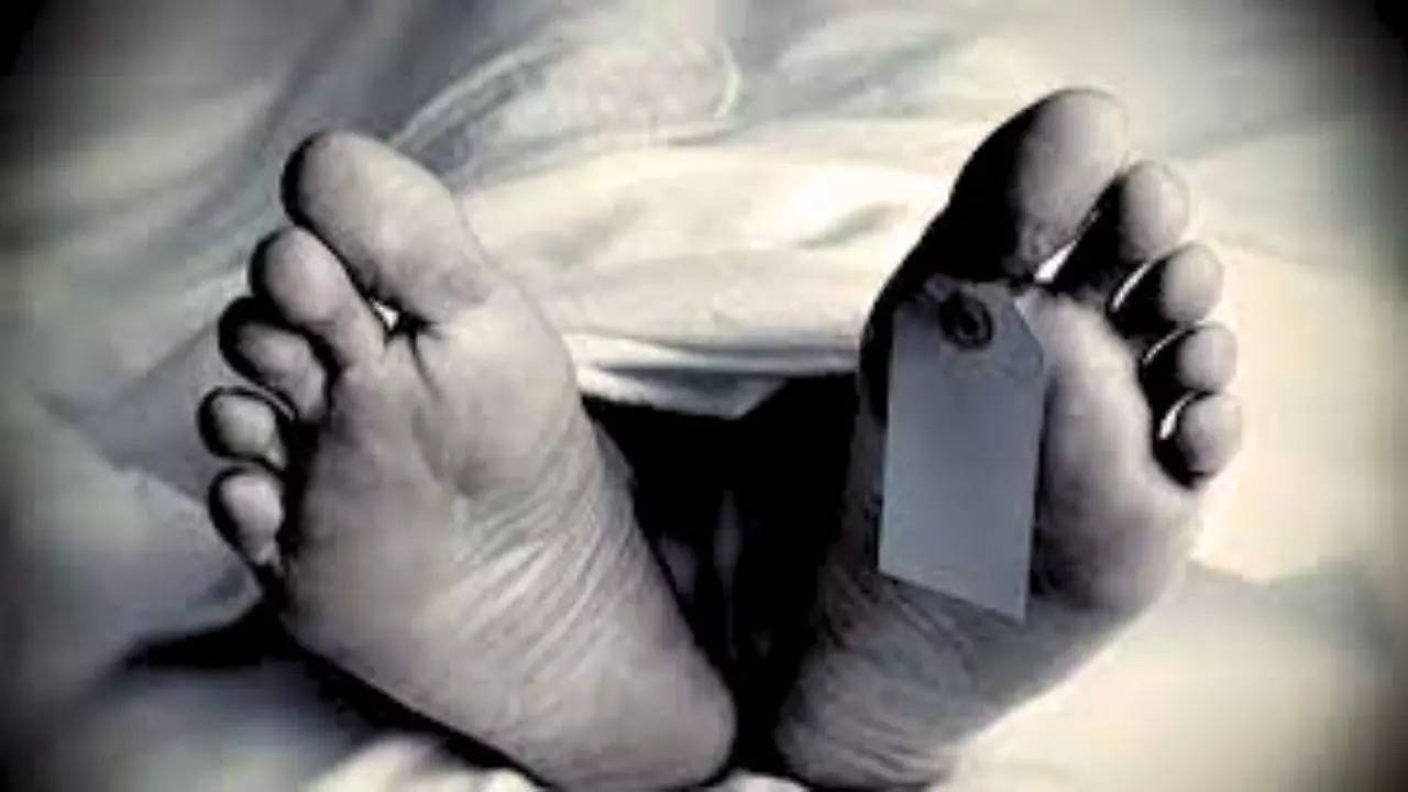 Love couple Dead body Found in Sambhal Hotel