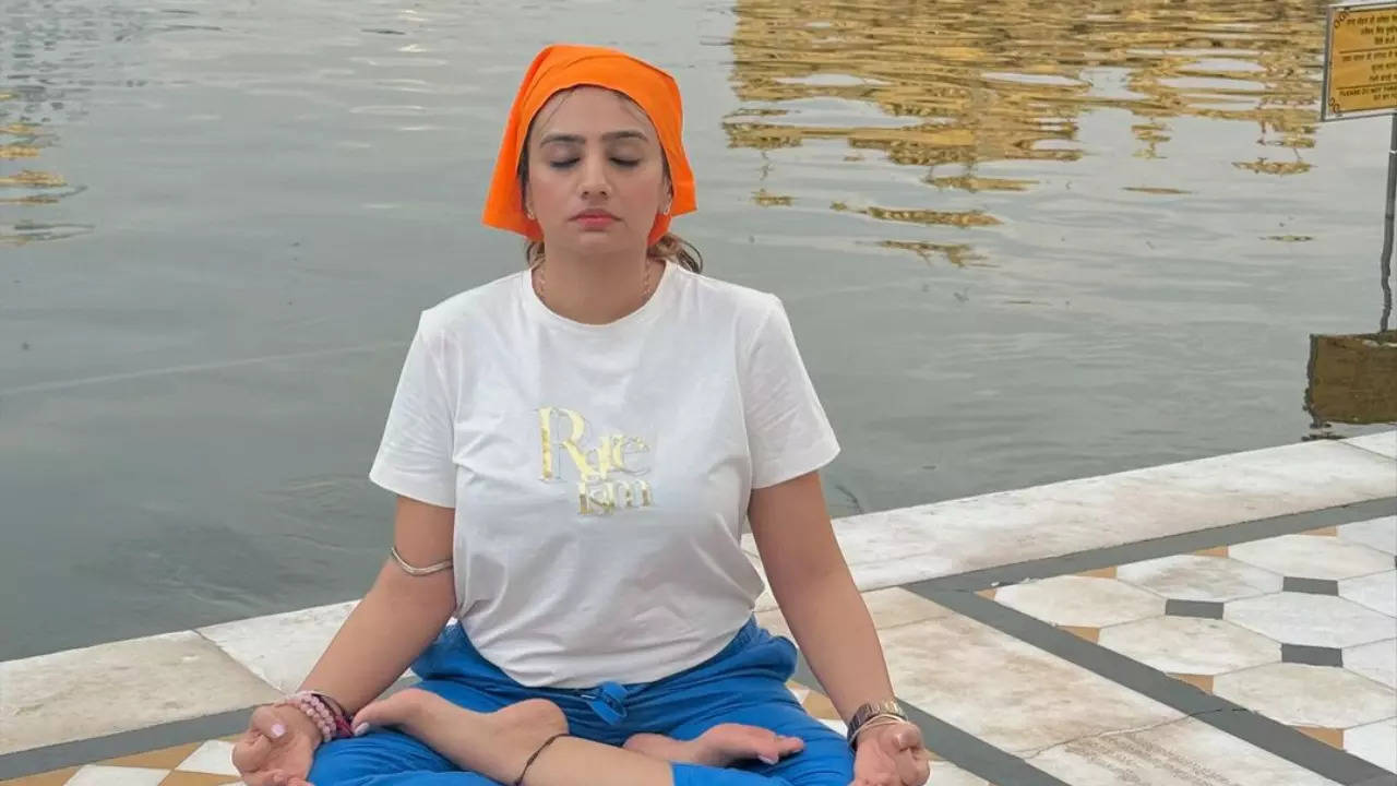 Archana Makwana doing yoga in gurudwara