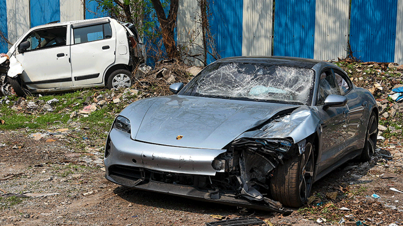 pune car crash