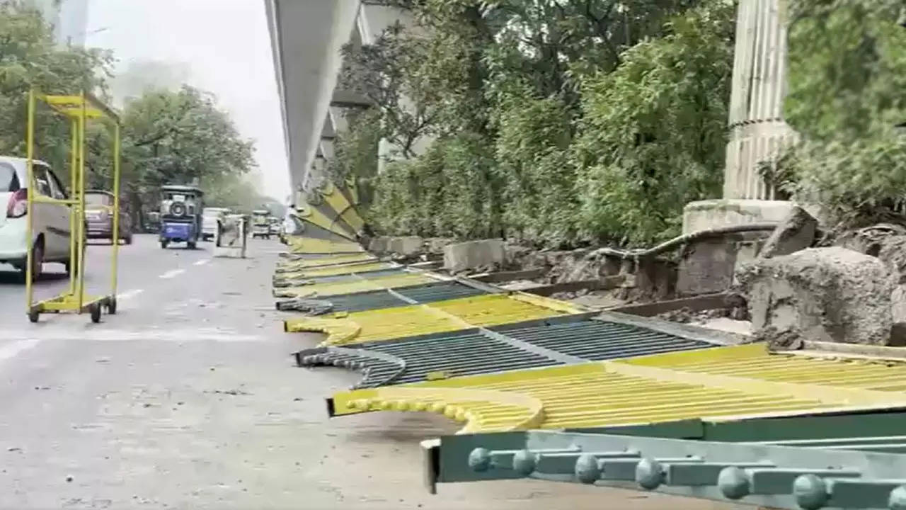 noida railings collapsed