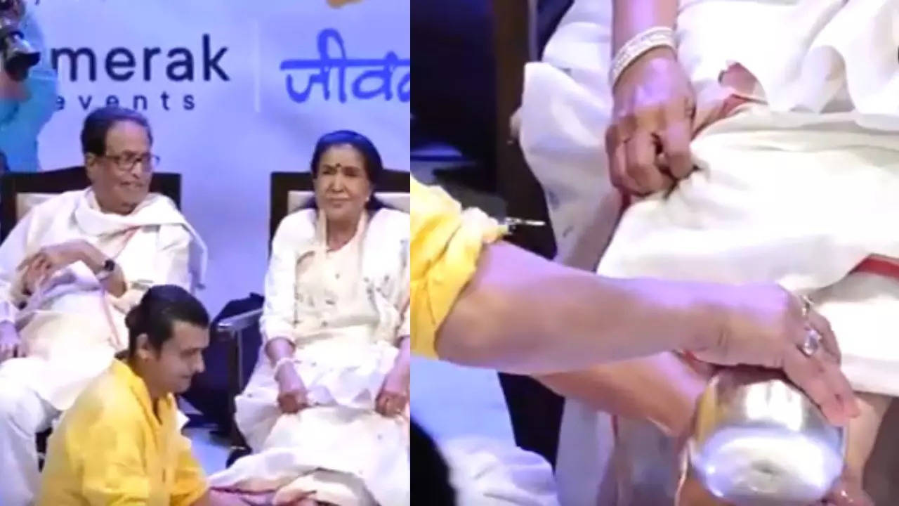 Sonu Nigam washes Asha Bhosle feet