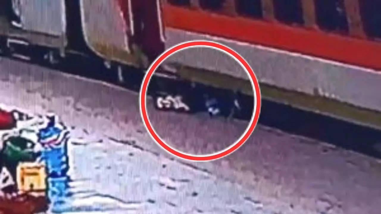 Girl Fall From Moving Train