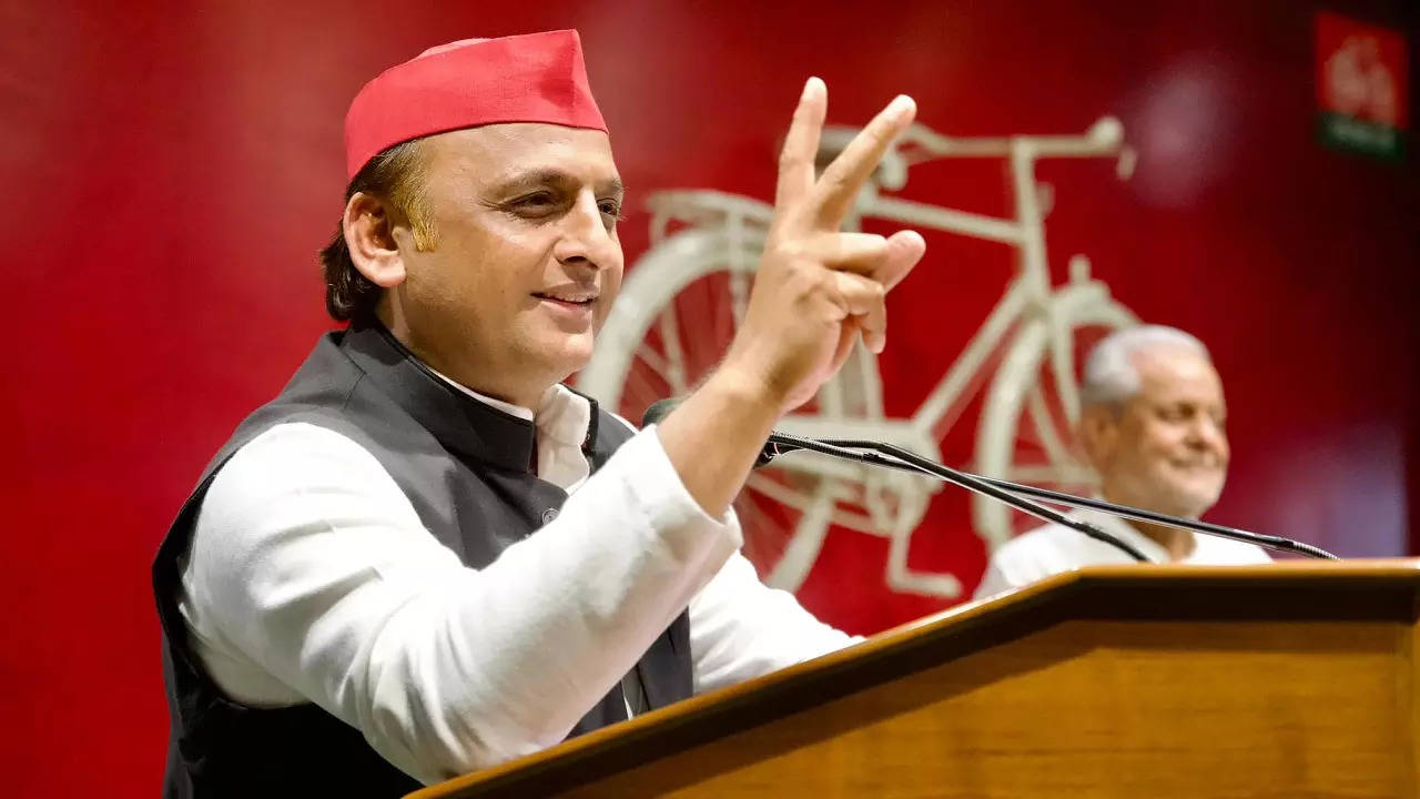 akhilesh yadav pda