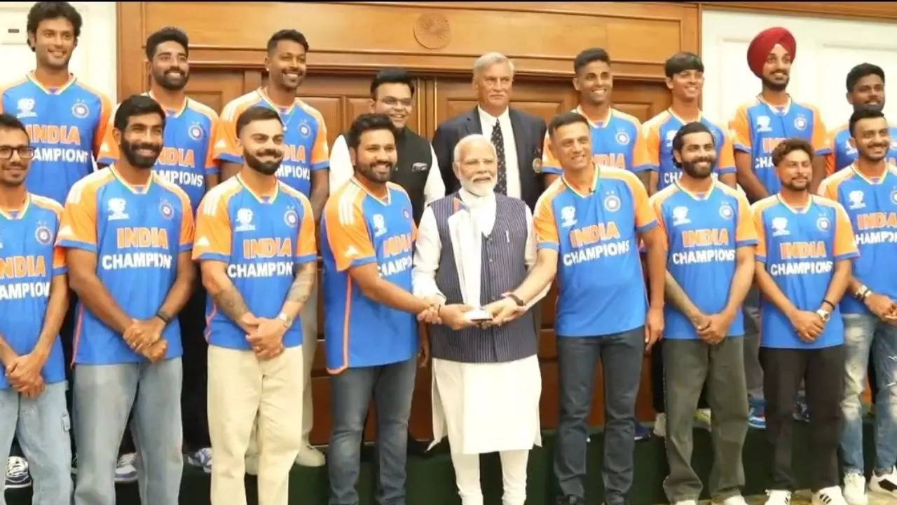 Team India Arrival Live Updates: पीएम मोदी से मिली टीम इंडिया, मुंबई के लिए हुई रवाना टीम, शाम को विक्ट्री परेड