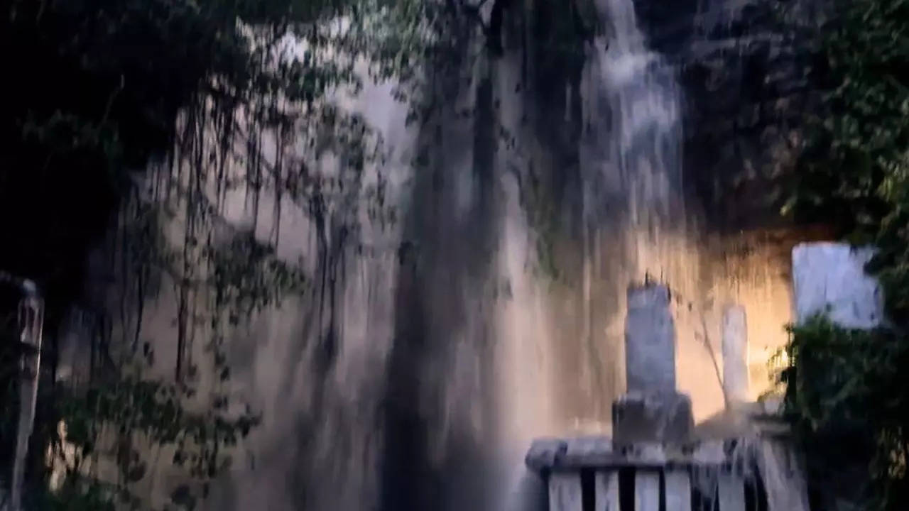 Waterfall in Mahadev Khoh