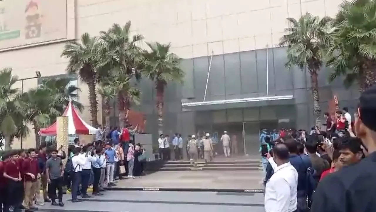 Noida Logix Mall Fire: लॉजिक्स मॉल में कपड़ों के शो रूम में लगी भीषण आग, दमकल विभाग की टीम ने कड़ी मशक्कत के बाद पाया काबू