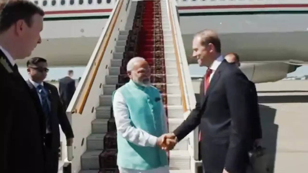 PM Narendra Modi arrives in Moscow