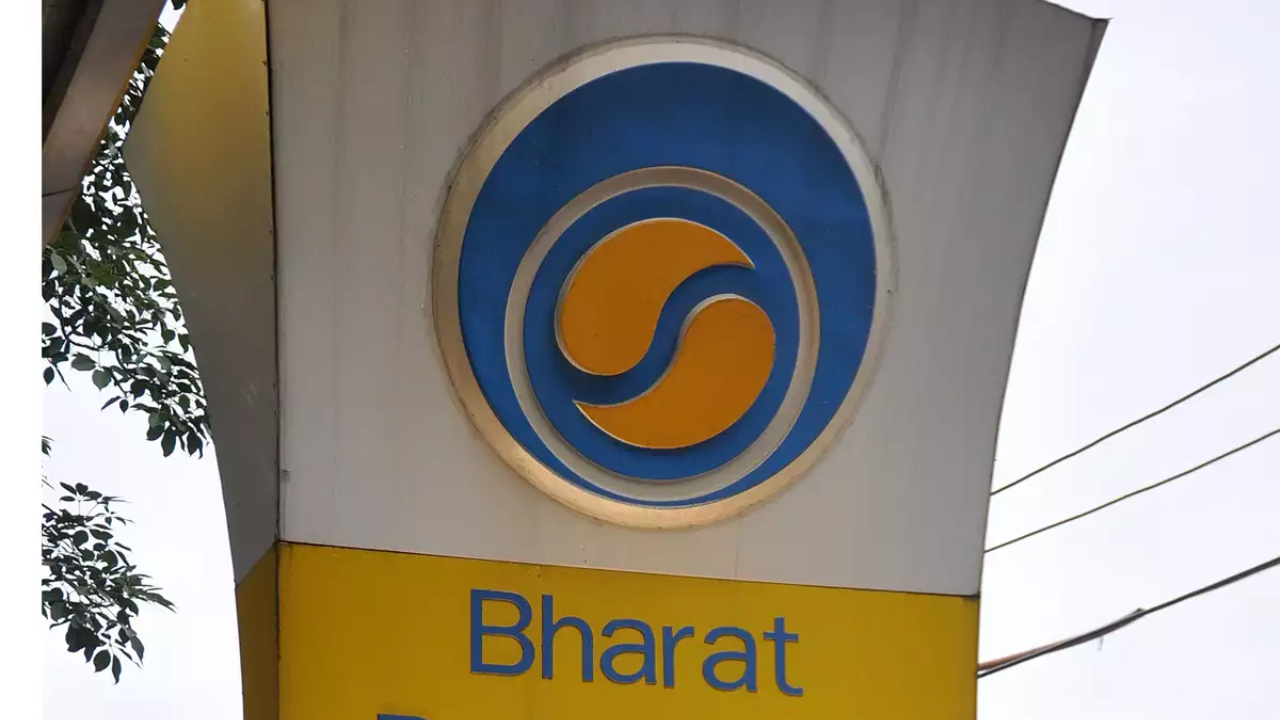 BPCL Share Price Target: ऑयल मार्केटिंग कंपनी BPCL का मुनाफा 73 फीसदी गिरा, जाने निवेशक शेयर क्या करें, Buy-SELL Or Hold