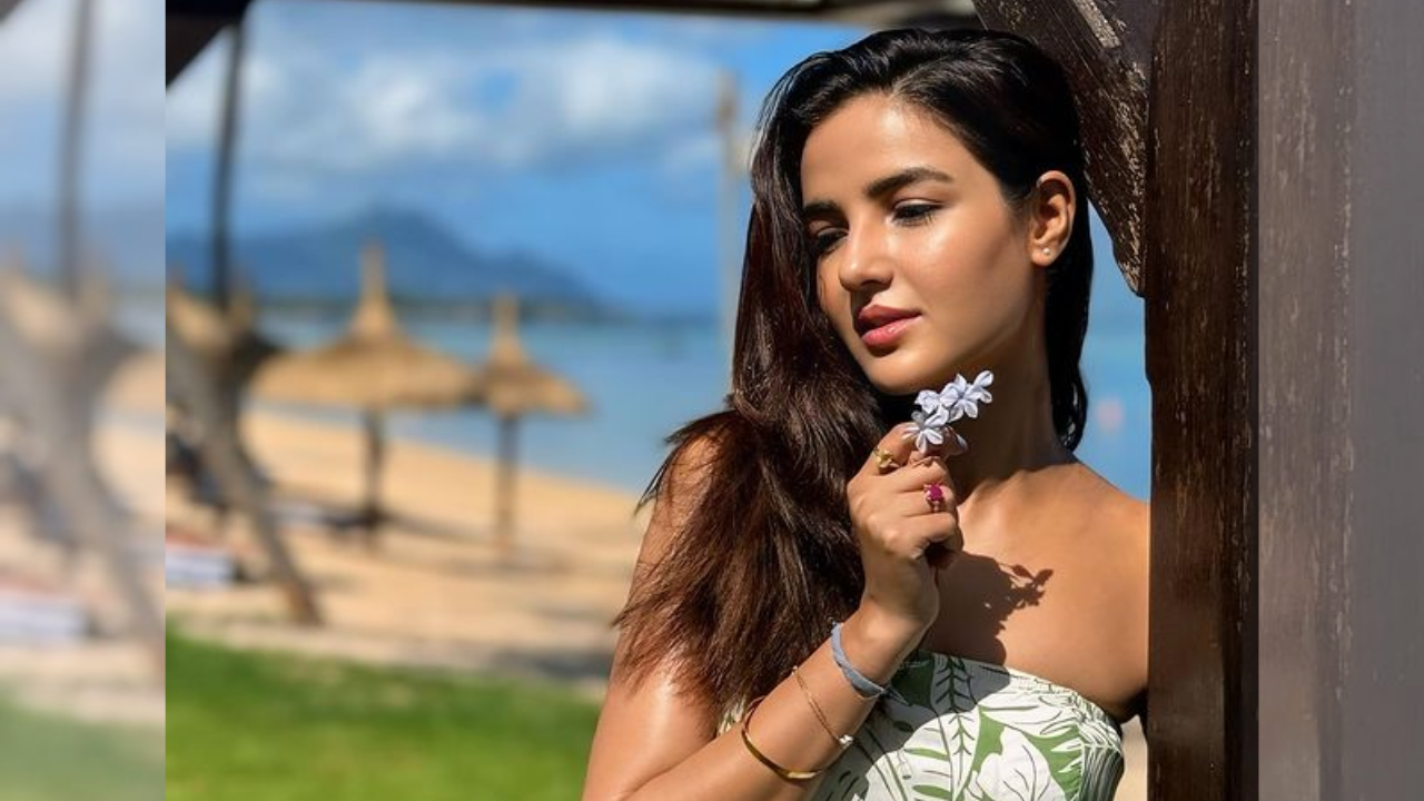 TV Actress Jasmin Bhasin Suffered From Eye Problem