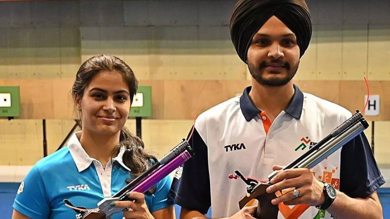 Manu Bhaker, Manu Bhaker and Sarabjot singh, Manu Bhaker Can Break Big Records, Manu Bhaker Medal, Manu Bhaker, indian athlete shooter Manu Bhaker, Sarabjot singh, India at Paris Olympics, India Medal history, India at Table Tennis Paris 2024, Paris Olympics 2024, Paris Olympics, Paris Olympics 2024 Live Updates, Paris Olympics 2024 News, Paris Olympics 2024 Rescords, Paris Olympics 2024 Updates,