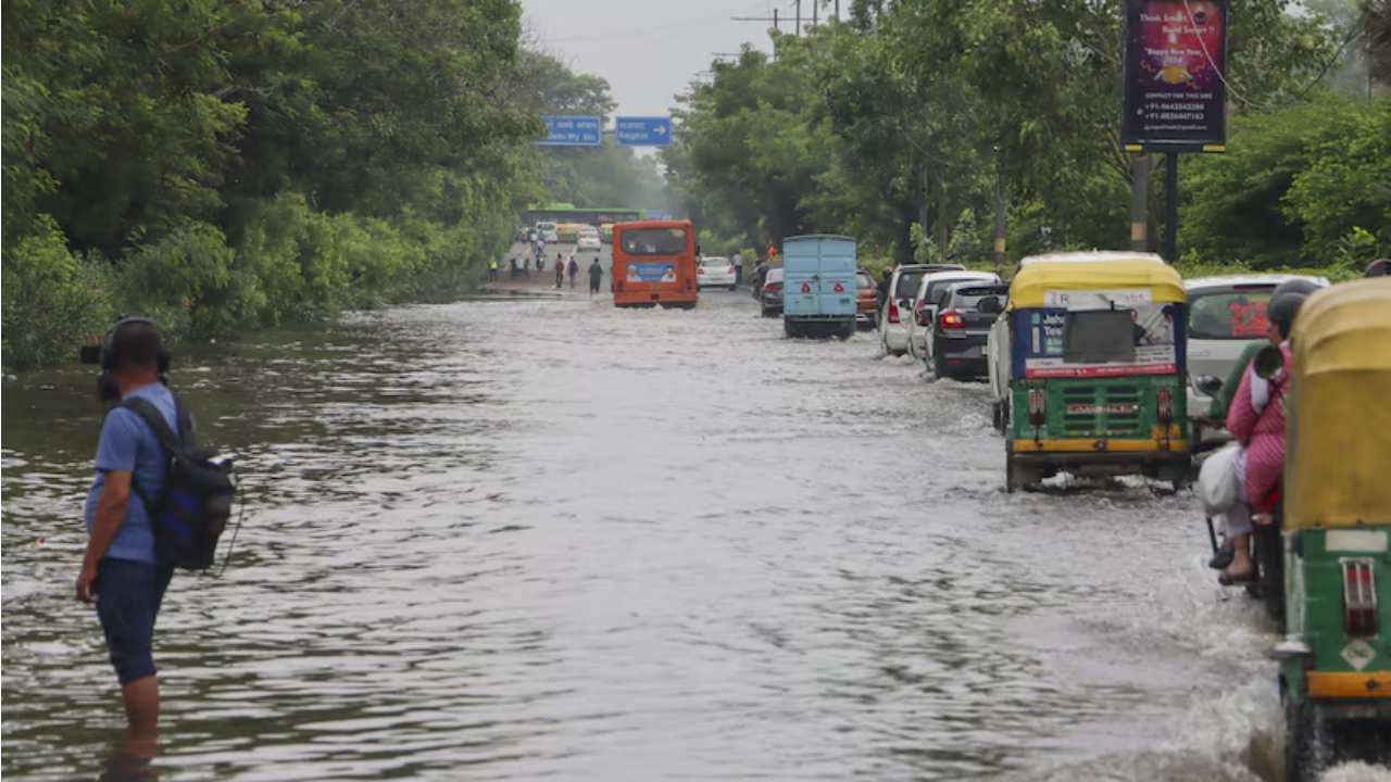 भारी बारिश के बाद पानी में डूबी दिल्‍ली। (PTI)