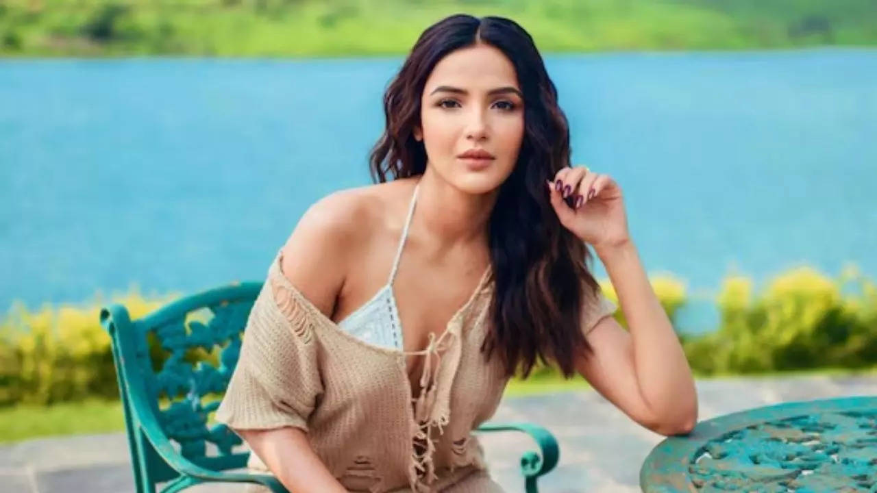 Jasmin Bhasin Eyes Condition After Surgery