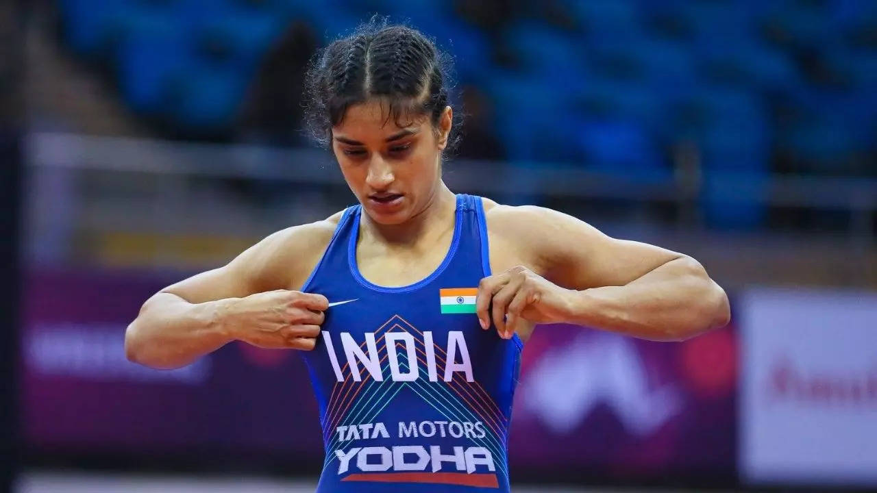 Vinesh Phogat Retirement, Vinesh Phogat retired day after being disqualified, Vinesh Phogat disqualified, Vinesh Phogat, Vinesh Phogat News, Vinesh Phogat Updates, Vinesh Phogat Medal, Paris Olympics 2024, Vinesh Phogat, Vinesh Phogat match, Vinesh Phogat match live, Sarah Ann Hildebrandt, Vinesh Phogat live streaming, Paris Olympics, Paris Olympics,