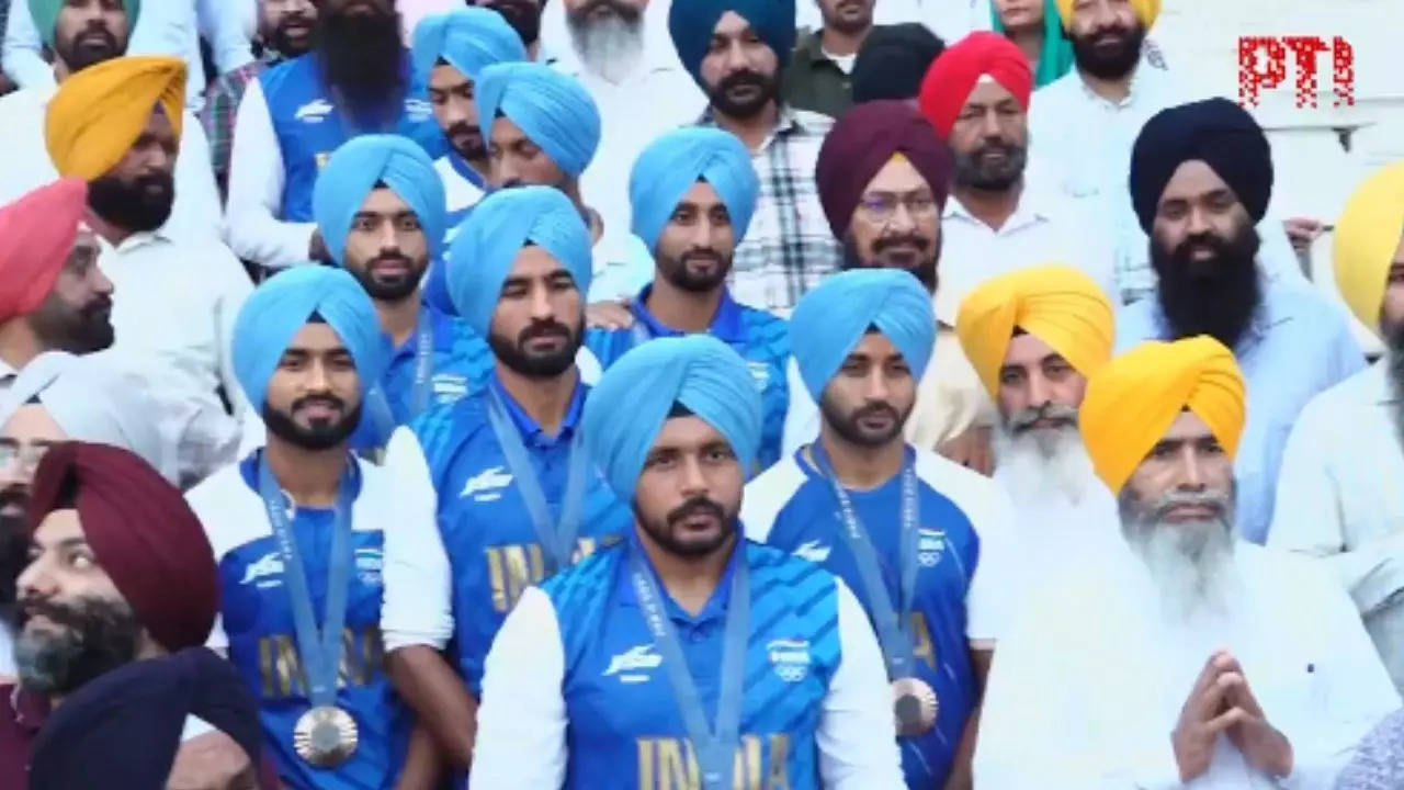 Indian Hockey team, Indian team, Hockey India, Hockey team, Indian Hockey team members visit Golden Temple, Indian Hockey team Member, Hockey India, Harmanpreet Singh, Golden Temple of Amritsar, Golden Temple, Paris olympics 2024, Paris olympics, Paris olympics 2024 Updates,