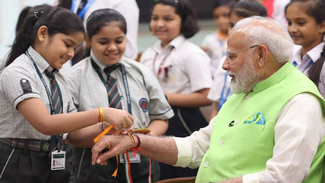 pm modi rakhi.