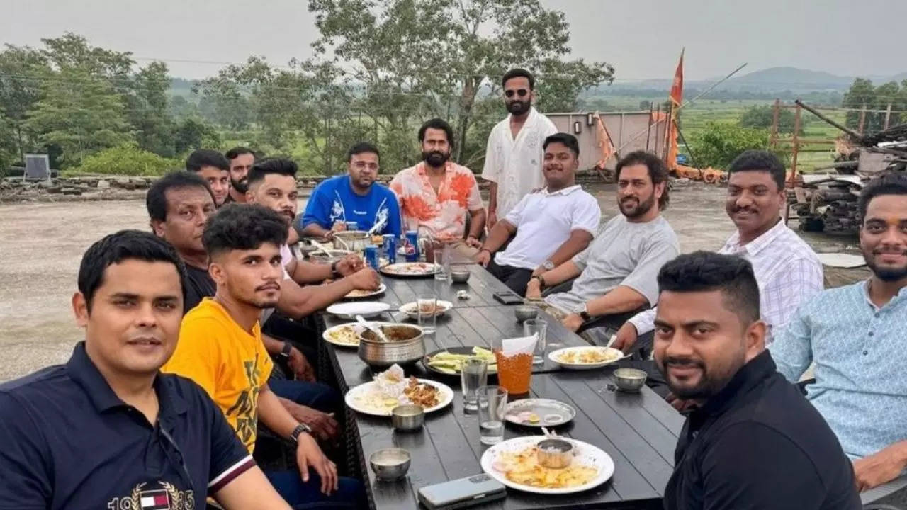 ms dhoni lunch