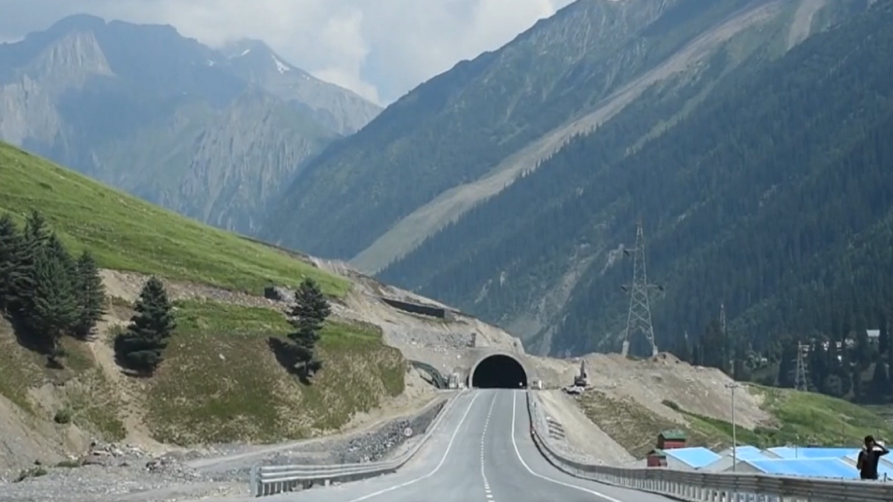 Zojila Tunnel Outside