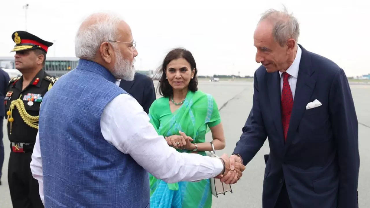 pm modi in train