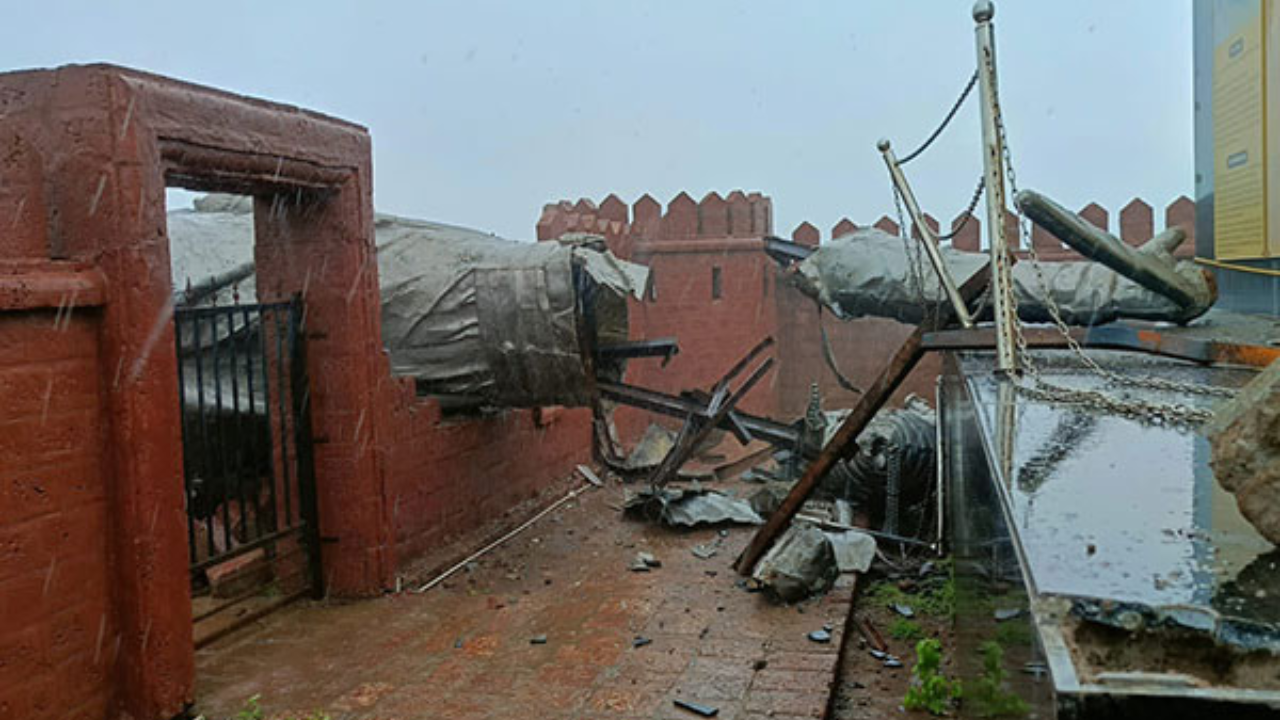 Shivaji statue collapsed